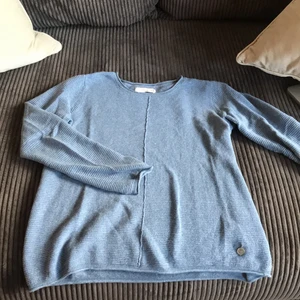 Ljusblå tunn stickad tröja - Jättefin tunn stickad tröja med ribbat tyg och en fin söm i mitten fram och baktill! Har tyvärr använt den för lite, därav i väldigt fint skick :)