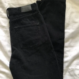 Manchester mom byxor - Svarta manchester byxor från BDG (urban outfitters) Storlek W26 L30