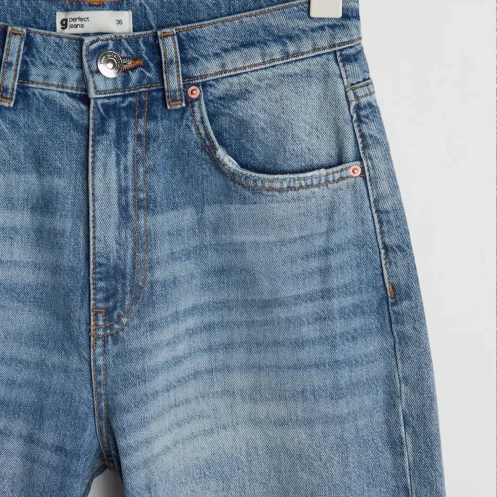 Skitsnygga jeans från Gina tricot❤️❤️ använda ett fåtal gånger, säljs pga för lite användning. Nypris är 600kr jag säljer för 300😍😍. Jeans & Byxor.