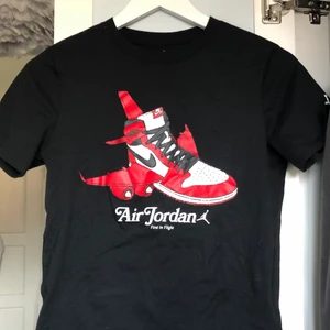 Air Jordan T-shirt  - Skitsnygg air Jordan T-shirt, aldrig använd. Köpte fel storlek. Den är M i Junior stolek vilket är typ S/XS. 