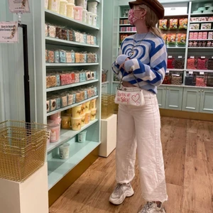 Heart wave tröja  -  Hej! Tänkte kolla intresset på denna sjukt snygga och trendiga heartwave tröja ifrån cider. Den är helt ny med både ettiketter och original påse kvar. Älskar den verkligen men har en likadan i röd färg så tror tyvärr inte att denna kommer till användning:( den är i storlek S men passar också väldigt bra på mig med strl xs✨ suuuperskönt material som inte alls sticks! Buda från 250 kr. 💖 tveka inte med att höra av dig om du har några frågor eller vill ha fler bilder! Köparen står för frakt på 66 kr spårbart🚚 (sista bilden är min egna)✨                         Bud: 360 kr💕