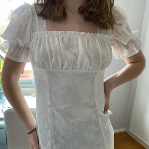 Superfin sommarklänning! - Säljer denna superfina klänningen med puffärmar då den tyvärr var lite stor på mig som är S. Men den satt jättebra på min kompis som är M. Passar helt perfekt till sommaren, studenten och skolavslutning! Från Reverse, köpt på Verge girl för 96$. Tveka inte på att höra av dig om du har några frågor! Jag kan skicka mått. Köparen står för frakten! 🌷💕