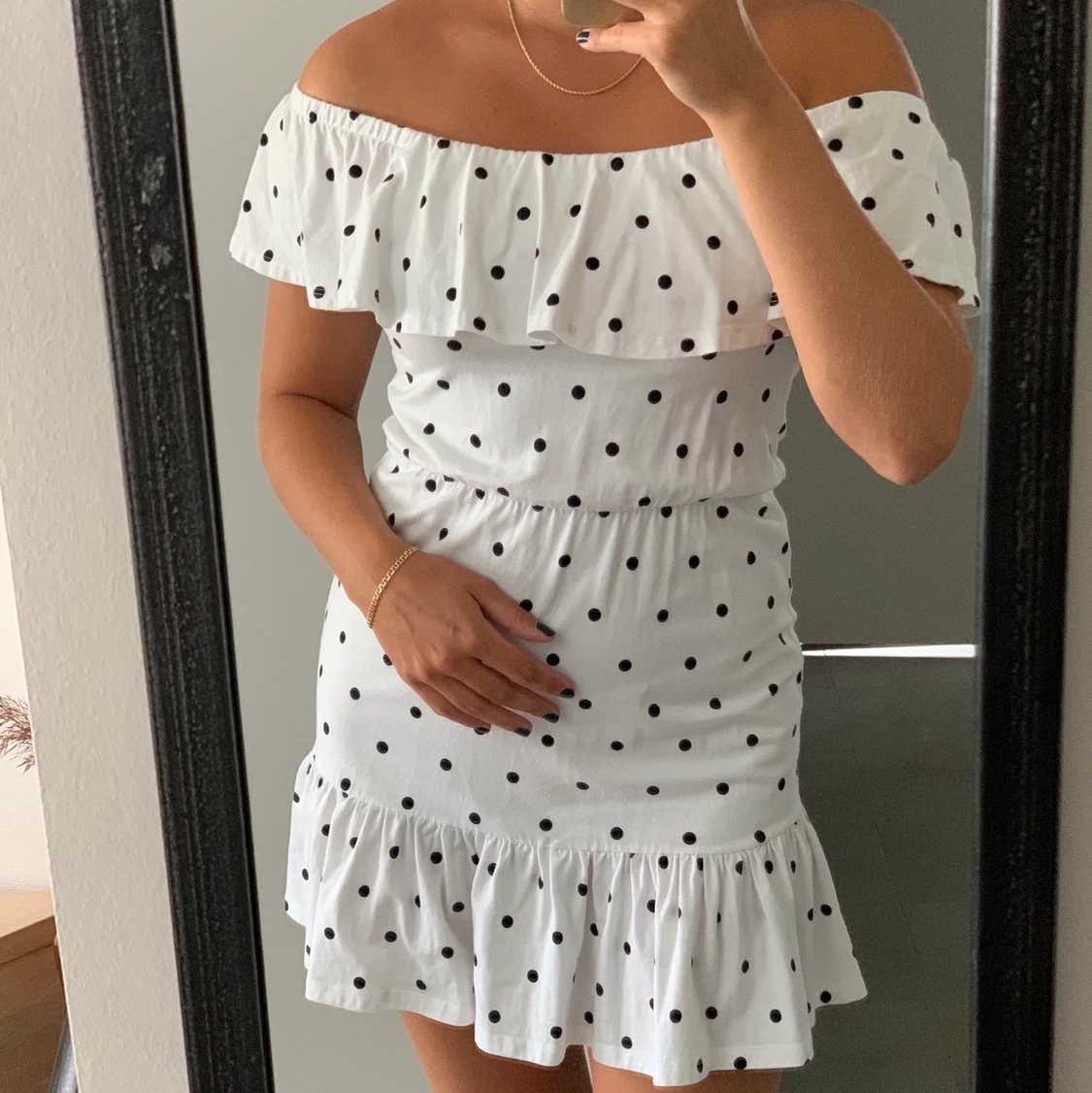 Off-shoulder klänning