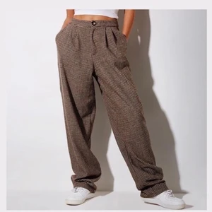 Snygga byxor  - Storlek m Sitter som en xs  budgivningen startar på 250 kr ligger på : 250 kr slutar 10 maj 