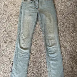 supersnygga blå jeans med slits i sidorna från NA-KD.✨ det står att storleken är 32 men jag skulle säga att det är en 34.🦋 inge defekter förutom sprättade där nere (se bild 2)⚡️ skriv privat för mer info💓💓
