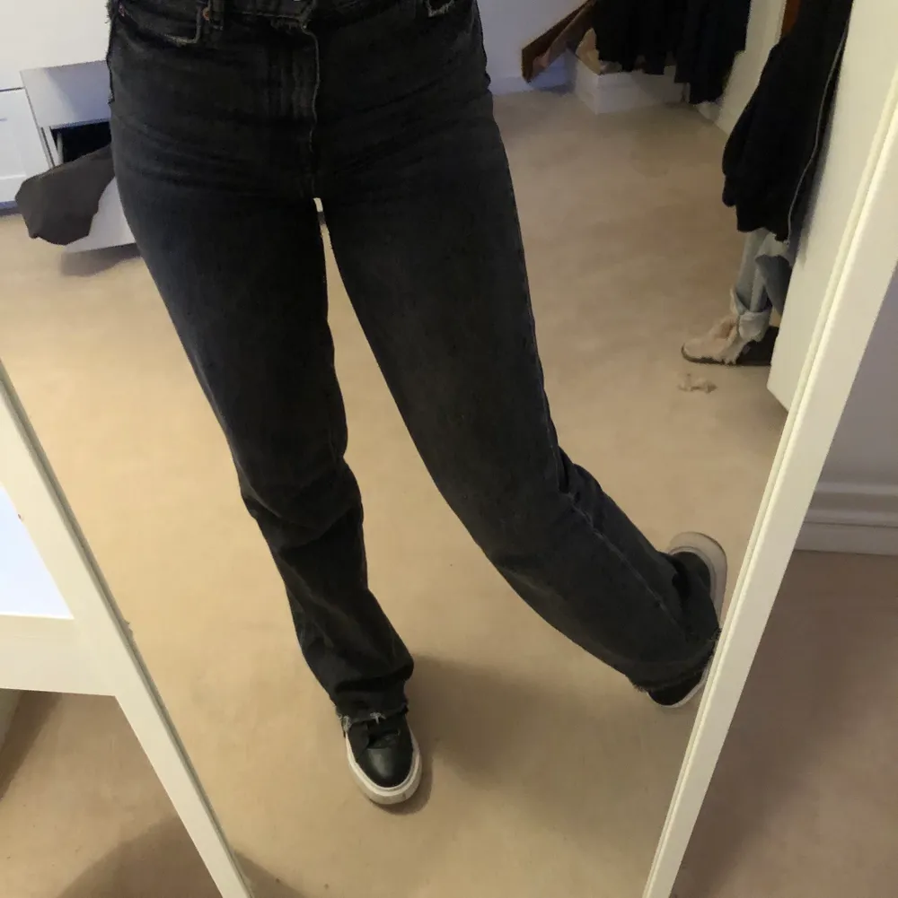 Ett par gråa jeans från zara. Passar till allting men använd tyvärr inte av mig då jag har för många jeans💕 köptes för 399kr. Jeans & Byxor.