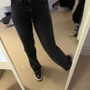 Ett par gråa jeans från zara. Passar till allting men använd tyvärr inte av mig då jag har för många jeans💕 köptes för 399kr
