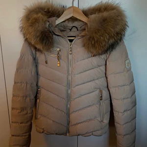 Hollies jacka  - Bra skick använd 2-3 gånger pris kan diskuteras