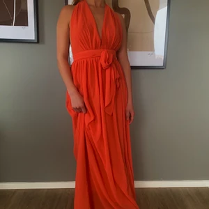 Orange långklänning 🧡 - Jätte fin och oanvänd orang långklänning från Shein🧡Storlek: Xs passar Xs - S🧡 Startbud: 200kr, Skriv buden till mig privat eller kommentera på bilden! Buda med minst 10kr varje gång ✨ Köpare står för frakten 🧡