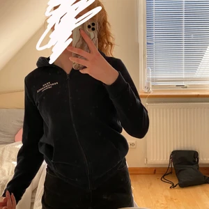 Peak performance kofta - Säljer denna marinblåa koftan från peak performance. Använd men inte sliten. Sitter lite tajt. Säljer för den är för lite för mig 