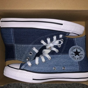 converse - INTRESSEKOLL!! HELT OANVÄNDA assssnygga corverse i ett jeansmönster🤯🤯🤩🤩 älskar dessa men kan tänka mig sälja vid bra pris!!!💘💘 (SÄLJER ETT PAR TILL CONVERSE KOLLA MIN PROFIL!!🥰)