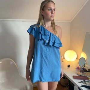 Zara klänning i jeans  - Klänning i imitation av jeans. Kommer från zara och är i storlek XS och tyvärr för kort för min smak. Verkligen så fin speciellt på sommaren!! Köparen står för frakten!