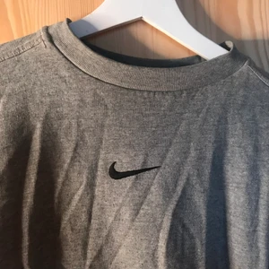 Nike tröja - Grå tjocktröja med litet svart Nike märke över bröstet. Köpte begagnad men i väldigt bra skick. Passar kille upp till strl S, tajt upp till strl M. Lågt pris pga möts ej upp utan skickar på post och köpare står för frakt! :)