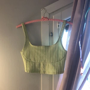 Rutig Zara topp💚👛🪐✨ - Säljer denna super trendiga, gulliga och somriga grön rutiga toppen ifrån Zara! Älskar den verkligen men har bara inte kommit till andvändning så den är i nyskick!🌸🧚🏽‍♀️ Storlken stämmer bra och så perfekt ny till vår och sommar!!                         BUDGIVNING OM FLER ÄR INTERSSERADE! 