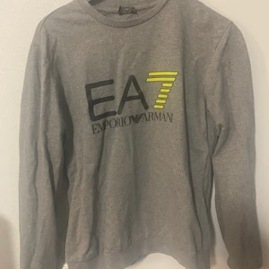 Armani tröja - Säljer denna Armani tröja i fint skick pga att storleken inte passar mig 