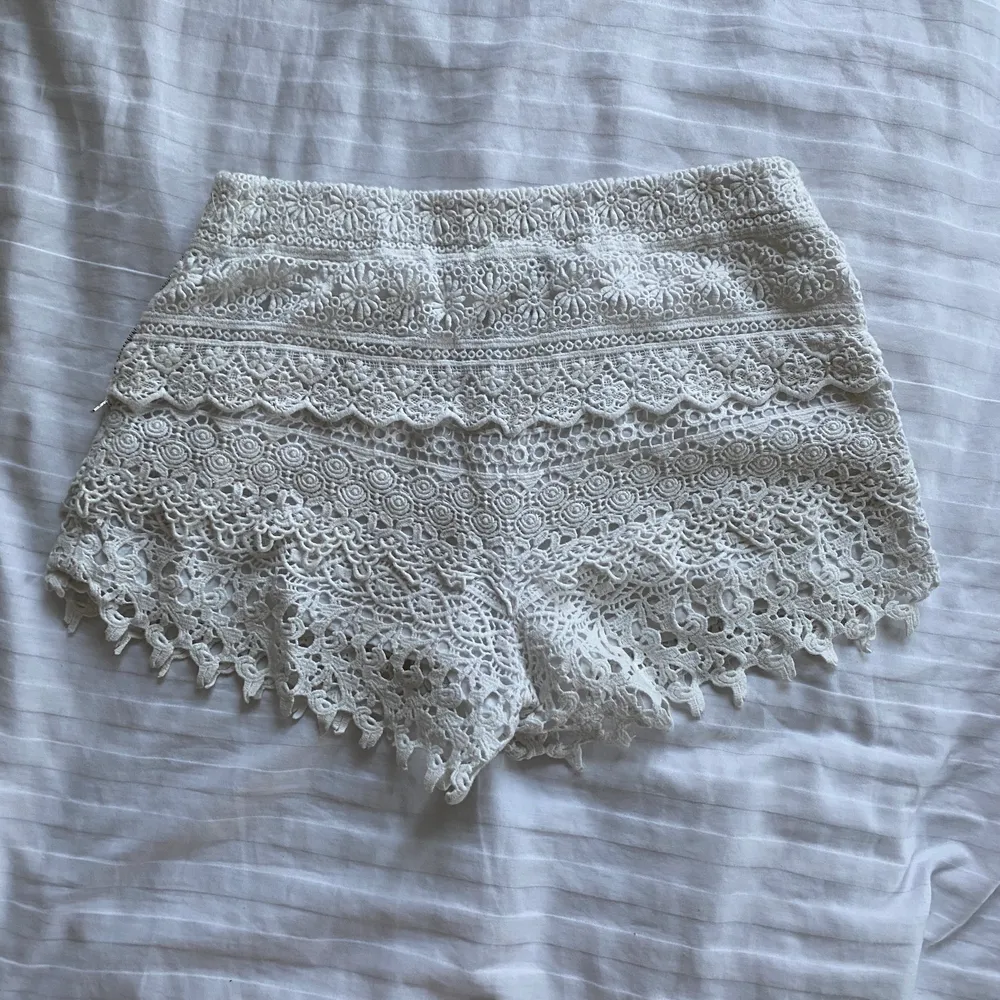 Vita shorts från ginatricot i storlek 34🤍. Shorts.