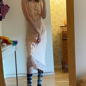 Ljusrosa klänning - Jättefin ljusrosa klänning i storlek s/m, säljer pga den är lite stor för mig (är storlek xs), men som ni ser finns de ju ett band till midjan, så den funkar på smalare personer oxå:) köpt secondhand men är i bra skick, helt fläckfri! Den är lite skrynklig nu men det är ju lätt att stryka den fin😸