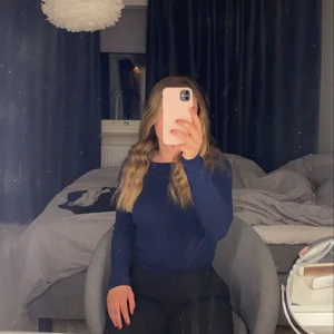 Blus - En jättefin långärmad blå tröja. Använder ej längre tyvärr