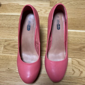 Skor - Säljer mina rosa klackar pga att de ej kommer till användning nån mer. Köpta ifrån Dinsko för nått år sedan. Pris kan diskuteras samt fler bilder kan skickas på förfrågan. 