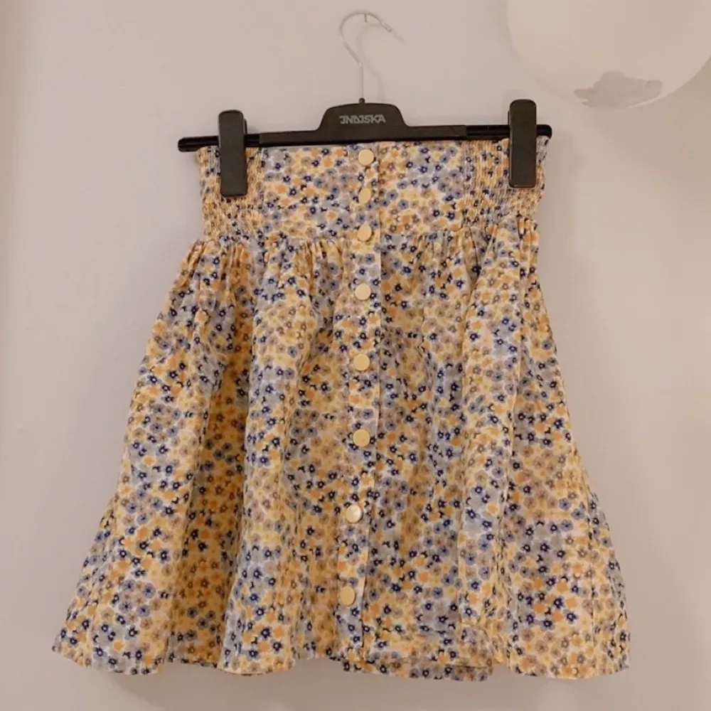säljer denna supersöta high waisted kjol från monki!! älskar den, verkligen så söt och prydd med gula, blå och grå små blommor 💖💖 . Kjolar.