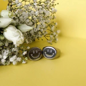 Ring, klackring - Klackring i rostfritt stål. Finns i storlekarna 6, 7, 8, 9, 10, 11, 12 och 13 :) Kunden står för frakten på 12kr. (Säljer via mitt uf-företag) 