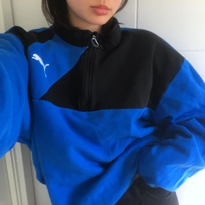 Puma sweatshirt - En jätte vibrant blå puma fleece/sweatshirt i strl L, men passar som oversize i alla storlekar. 