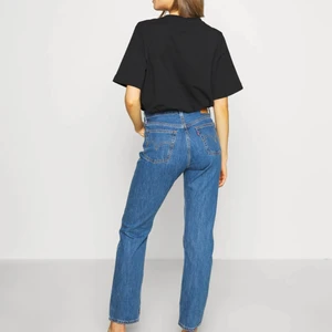 Oanvända Levis 501 - Storlek 28/32 säljes pga för stora. Exakt de på bilden. Köpa på Zalando i höstas.  