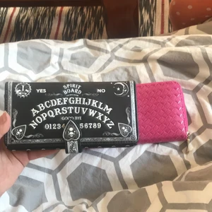 130-95kr - Säljer två små väskor/plånböcker den svarta spritboarden  är från emp.se nypriset var 290 så jag säljer för 130 kr och den rosa vet jag inte riktigt var den kommer ifrån så den säljer jag för 90kr båda är i jätte fint skick, och  frakten blir 24kr hör av er vid frågor och mer bilder😊