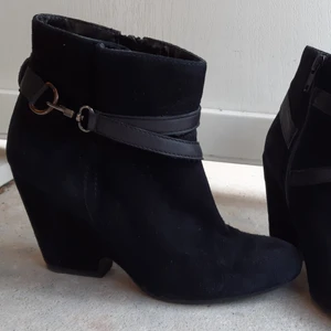 Kilklackar i mocka - Svarta kilklackar i mocka, väldigt sparsamt använda.  Klackhöjd 8 cm. Storlek 36.