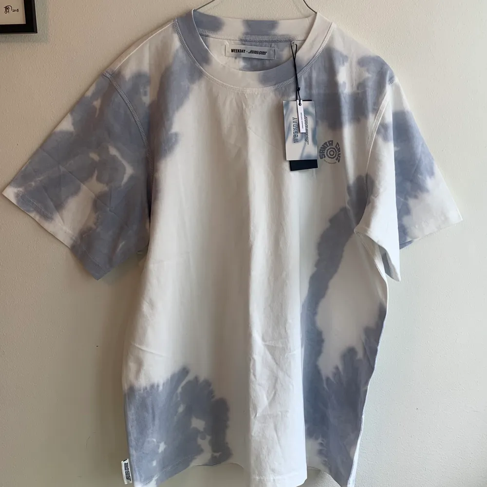 Weekday x Santa Cruz Blå Tie Dye T-Shirt - unisex size S. Helt ny med tags kvar. 300 kr nypris! . T-shirts.