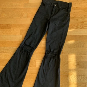 Dr Denim jeans bootcut - Snygga svarta Dr Denim bootcut jeans, ”Macy” ripped knee. Storlek s/30