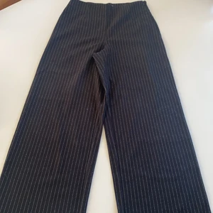 Randiga byxor  - Randiga utsvängda byxor, svart och silver. Sitter fint, ganska tunna så passar till våren. 