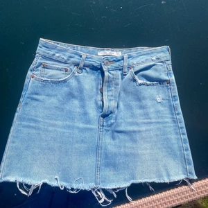 Jeanskjol - Söt jeanskjol från bershka i storlek 36!