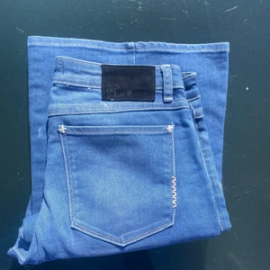 Jeans - Snygga flare jeans från märket neuw, storlek 27 och längd 32. De är i toppenskick endast använda 2 gånger! Köpta för 1400☺️ skriv privat om du är intresserad och vill ha fler bilder🥰