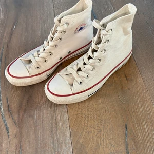 Vita converse  - Säljer dessa fina converse då dom tyvär inte passade efter att jag köpte dom här på Plick! Storlek 36! 