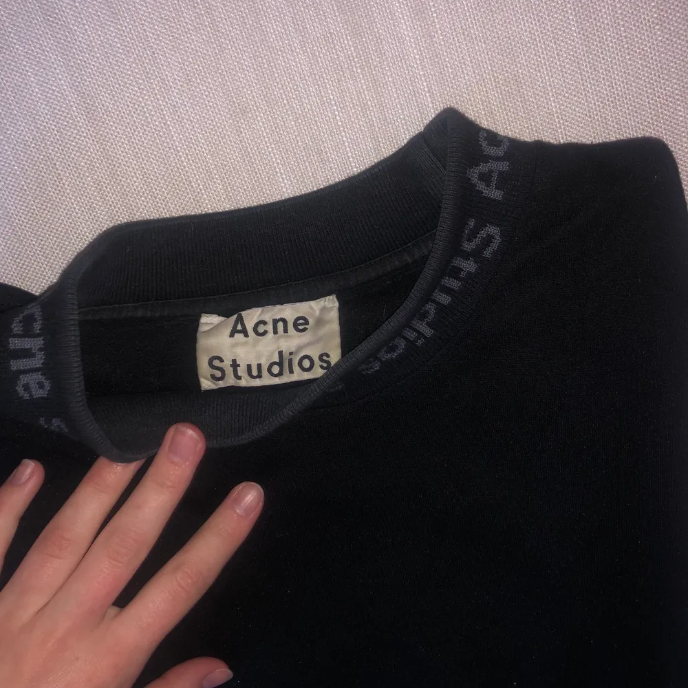 Stilren t-shirt från Acne Studios. Näst intill oanvänd, så säljer nu i hopp om att den ska komma till mer användning hos någon annan. Nypris: 1600kr. Mitt pris: 700kr. T-shirts.