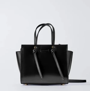 Väska från zara ! - Superfin liten svart väska från zara, köpt för ca ett år sen och är i bra skick!!