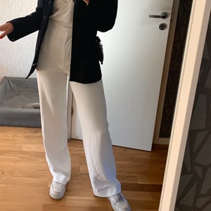 Vita kostymbyxor - Superfina vita kostymbyxor perfekta inför student eller skolavslutning😍 De är bara använda en gång så de är i ett jättefint skick! De är i storlek 34 och för längdreferens är jag 167! Går bra att mötas upp i Umeå annars står köparen för frakten!