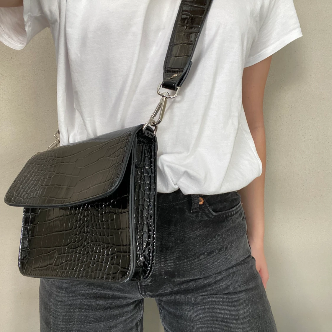 Svart axelremsväska  - 90