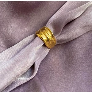 Guldring - Säljer denna superfina ring som är i stainless stel och därav inte rostar. Postar gemensamt med den andra ringen i en av mina annonser  ⚡️💞 KÖPER MAN DENNA RING OCH RINGEN I MIN ANDRA ANNONS SÅ KAN MAN FÅ DE FÖR 150kr INKLUSIVE FRAKT!! 💓