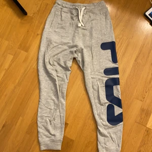 Mjukisbyxor - Säljer mina gråa fila mjukisbyxor som tyvärr blivit för smått. Använda men super fina. Strl. XS. Katt finns i hemmet. Köparen står för frakt 