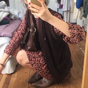 Vintage brun väst  - Super fin väst som inte längre kommer till användning, köpt på secondhand! Den ser väldigt mörk ut på bilderna den är mer brun i verkligheten.