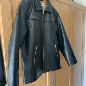 Leather jacket Weekday! - Såå fin läderjacka från Weekday som behöver komma till mer användning! Köpt för 2500kr, använd ett fåtal gånger. 
