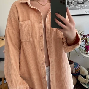 Manchesterskjorta - Från boohoo storlek S men är ändå oversized och passar M (är vanligtvis M) passar säkert L också. 