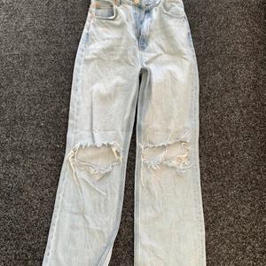 Zara jeans - Super fina zara jeans men tyvärr för stora för mig! Ganska långa (dem finns inte kvar att köpa)