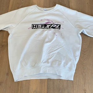 Långärmad tröja från Weekday  - En beige långärmad tröja med fina tryck av olika färger som jag kände att jag inte får användning av. Jag har använt tröjan ett X antal gånger men ändå i ett jättebra skick.