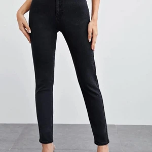 Jättefina svarta Jeans från Shein  - Jätteskönt par jeans från shein som säljs pga fel storlek. Inte använda. ❤️