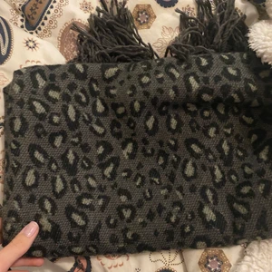 Halsduk - Superstor och mysig halsduk. Märke oklart då jag inte hittar lapp på den. Inga fläckar eller hål så i superbra skick!