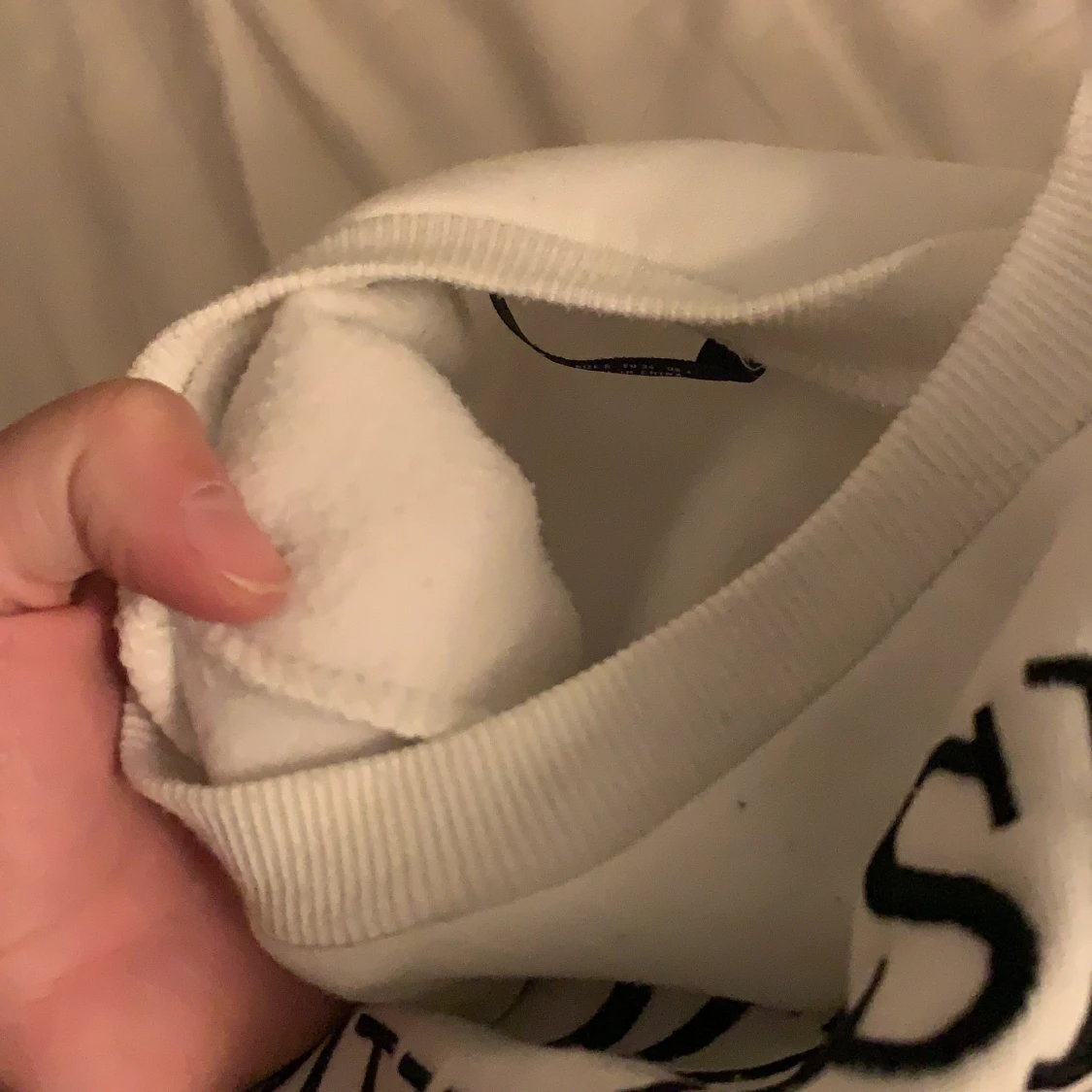 vit tjocktröja med text - 90