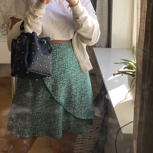 Grön blommig kjol  - Säljer min superfina gröna omlottkjol med blommor med knyte i sidan. Hör av dig om du är intresserad 💕